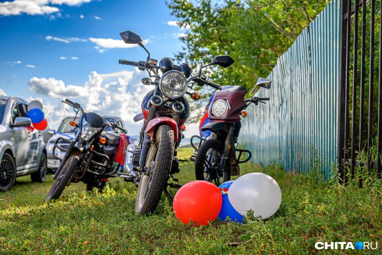 У школы в Ивановке ждали окончания торжественного открытия украшенные автомобили и мотоциклы из колонны