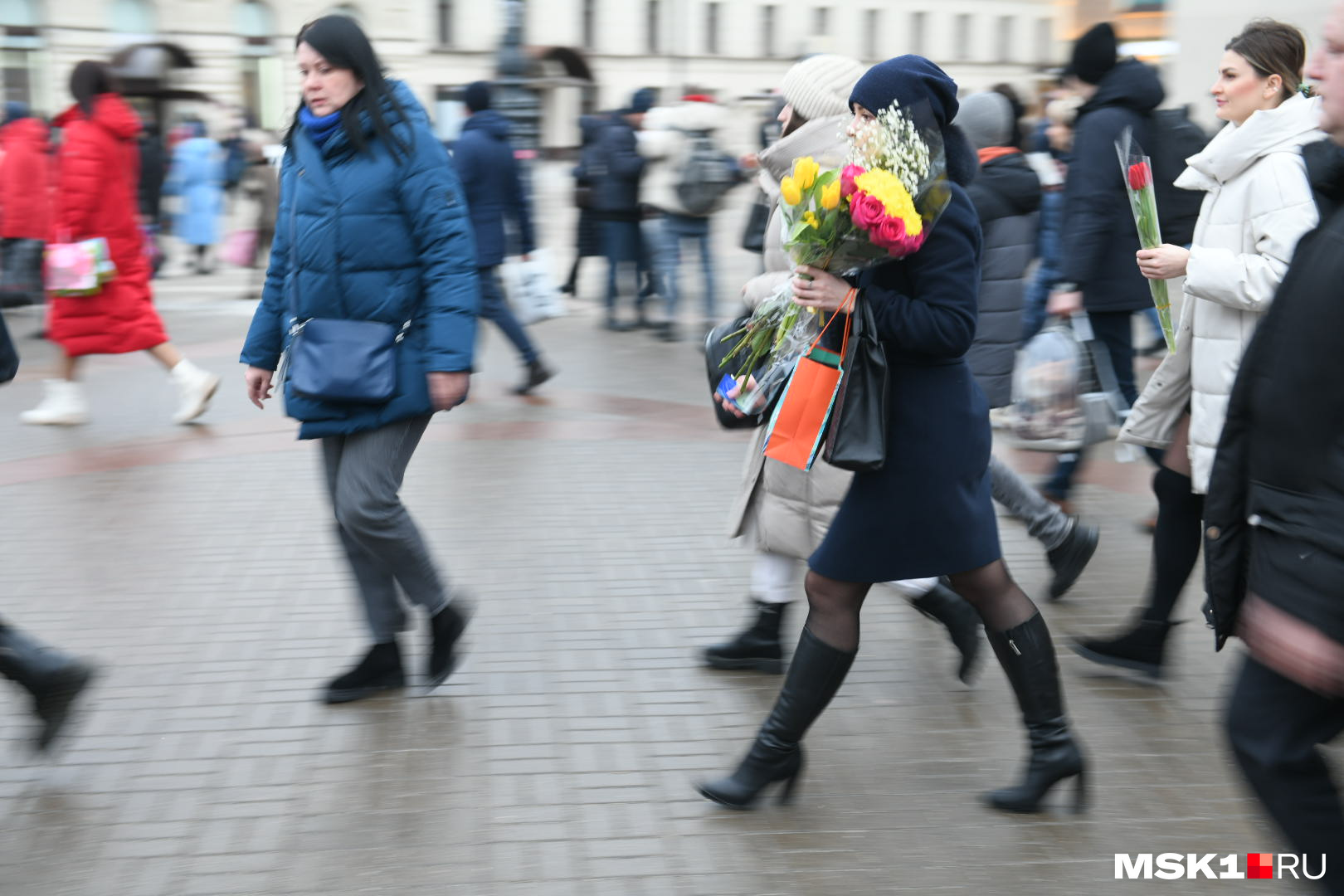 Выходи на улицу народ. Люди на улицах Москвы. Фото людей на улице. Народ на улицах Москвы сегодня. Фотосессия в марте в Москве.