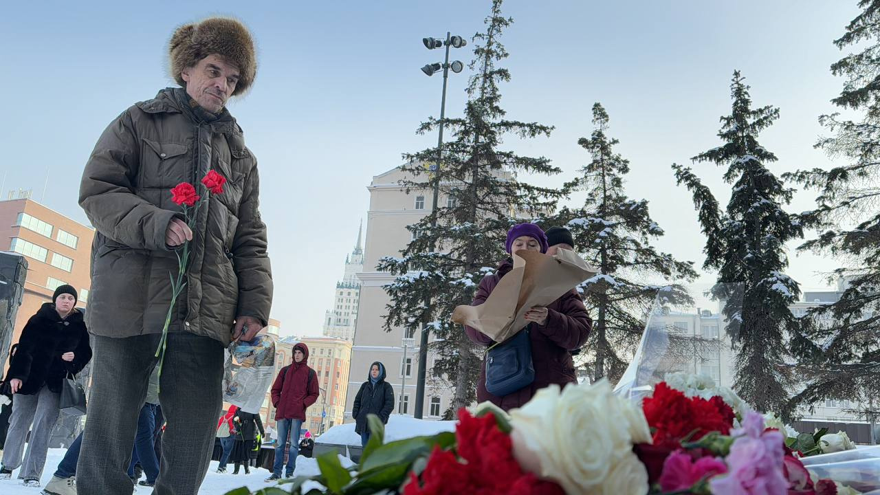 Жители Москвы принесли цветы к «Стене скорби». Что происходит в центре города