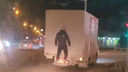 «Замечен зацепер»: новосибирец прокатился на грузовике — видео поездки