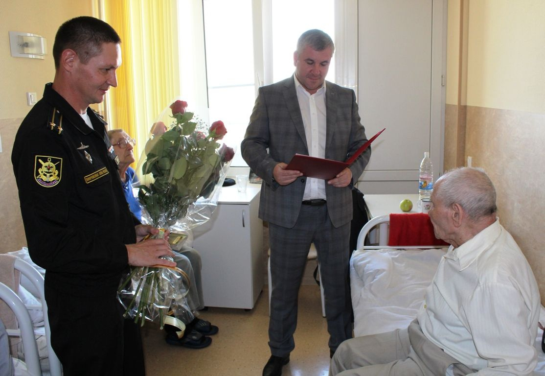 Ржицкий дарит цветы ветерану Великой Отечественной войны