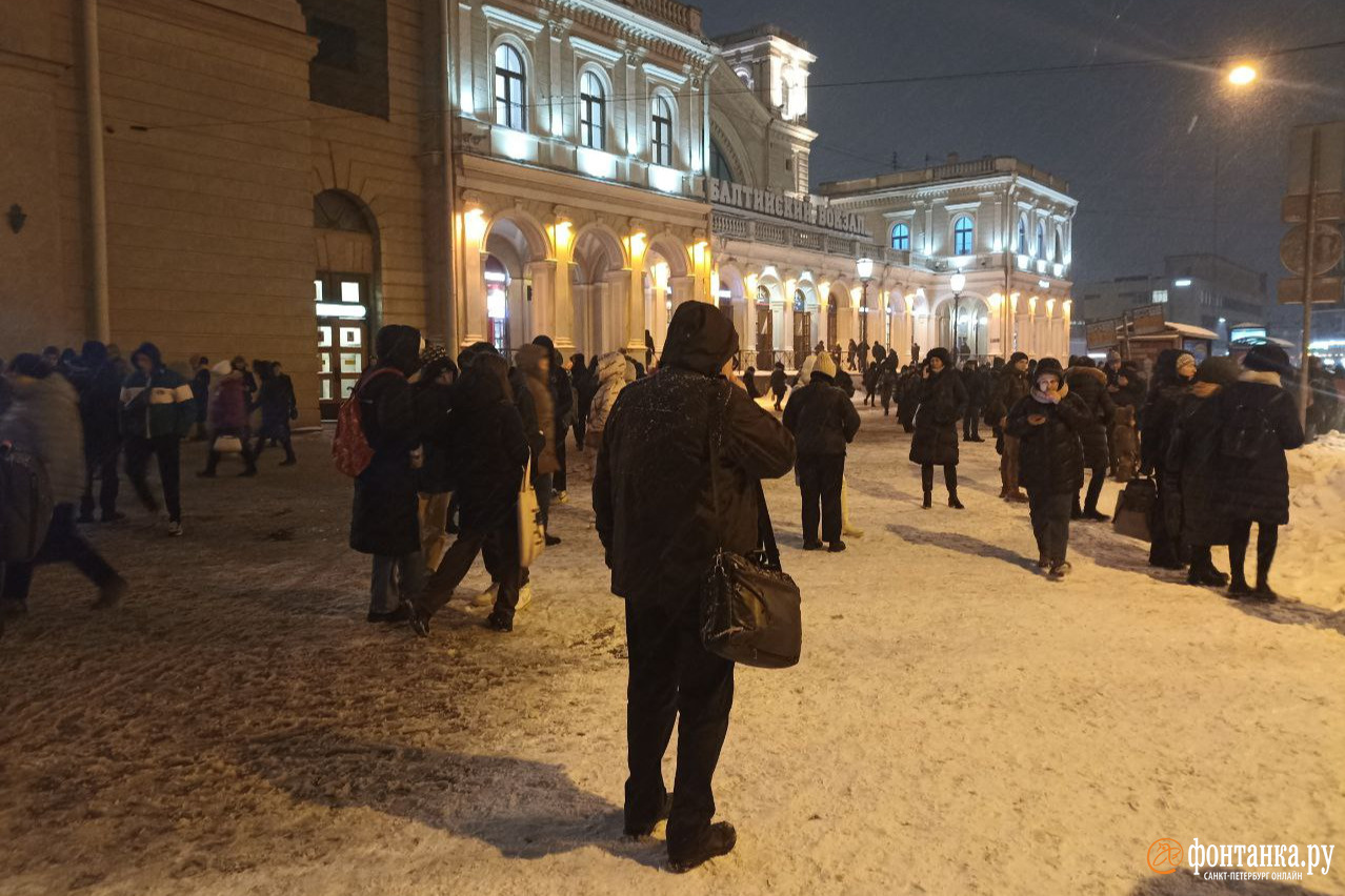 Внезапная остановка эскалатора собрала толпу людей у метро «Балтийская» в  Петербурге - 11 января 2024 - ФОНТАНКА.ру