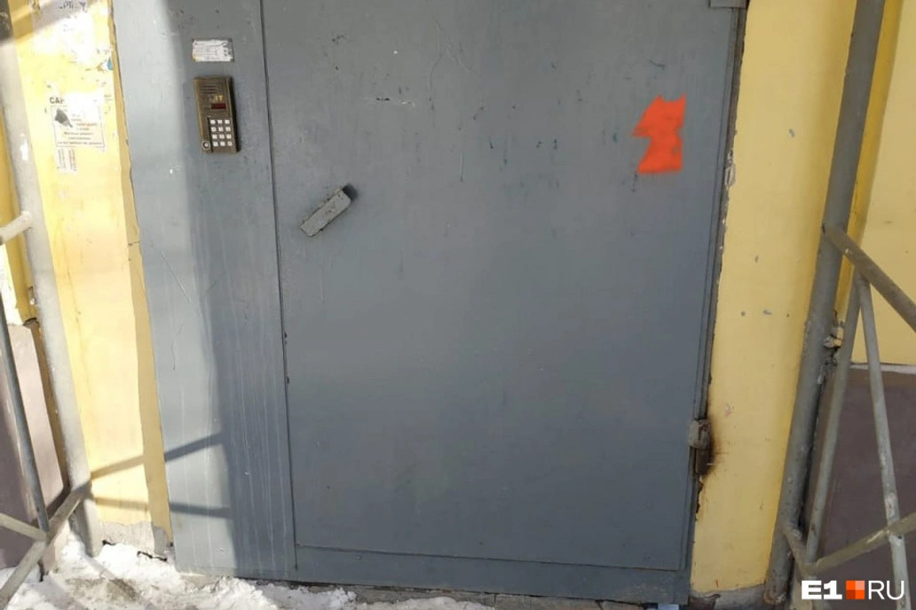 Появилось видео с загадочным вандалом, рисующим в Екатеринбурге логотип известной кофейни