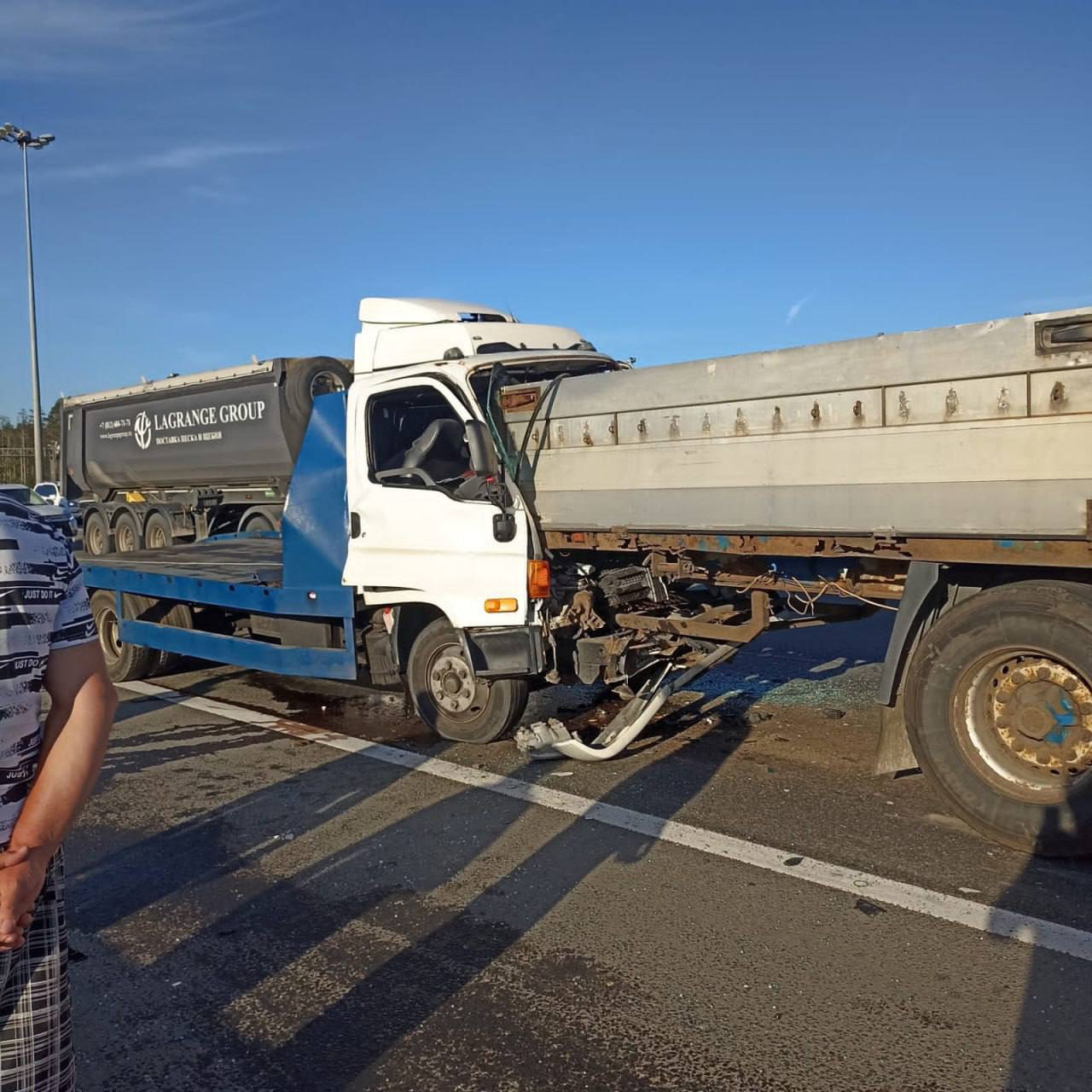 Водитель эвакуатора погиб, въехав в тягач на КАД у Янино во Всеволожском  районе Ленобласти - 17 августа 2023 - ФОНТАНКА.ру