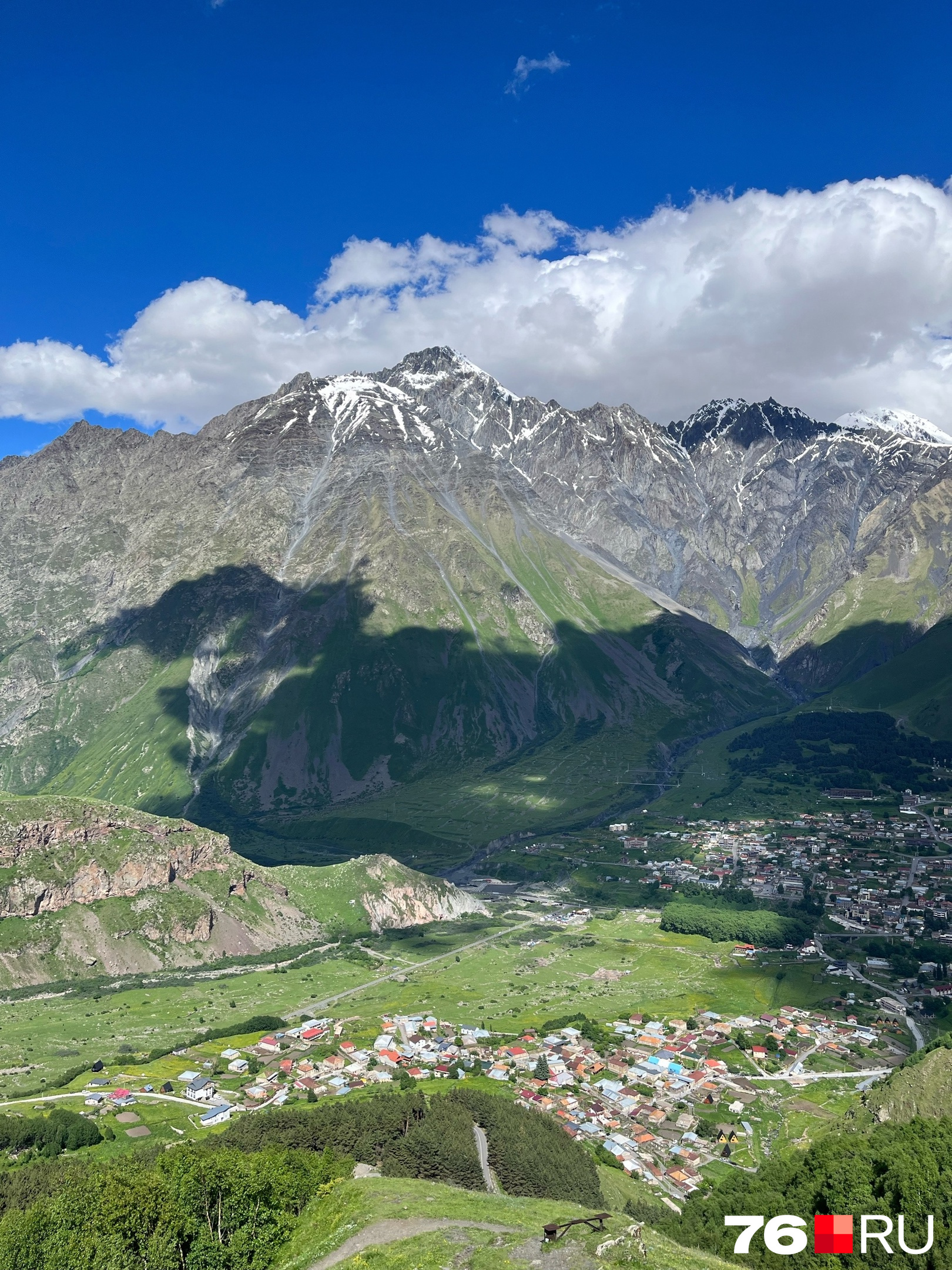 Внизу город Казбеги — находится в самом сердце Кавказских гор