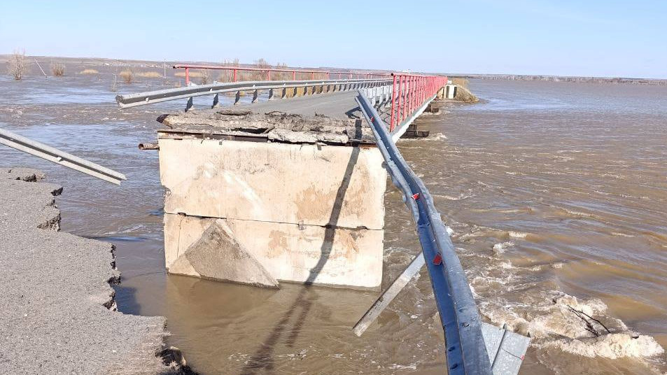 У тюменского села водой размывает новый мост