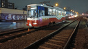 Стоял на путях: в Новосибирске трамвай наехал на мужчину — он погиб до приезда скорой