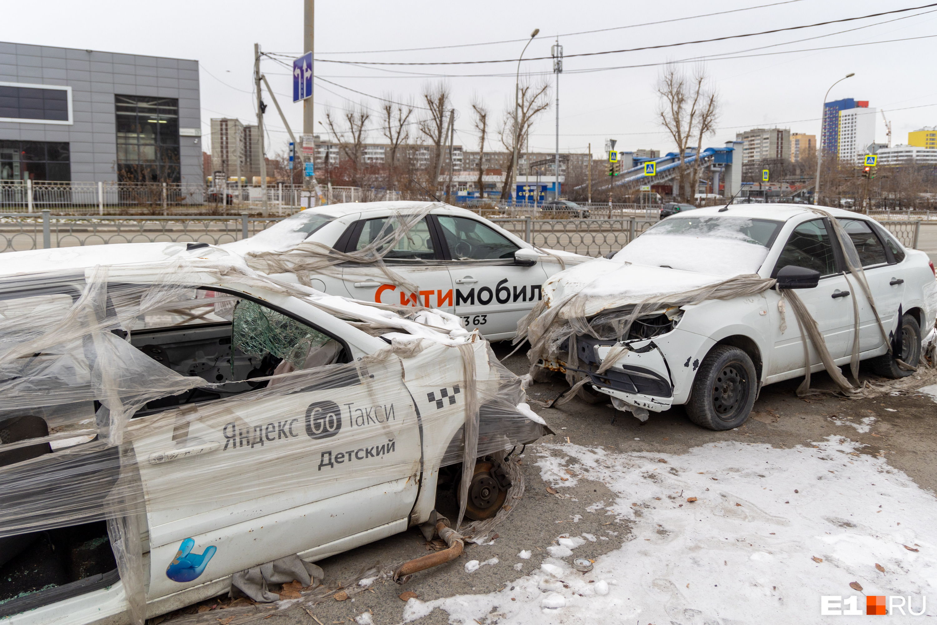 Кладбище убитых такси: в Екатеринбурге у оживленного перекрестка устроили свалку легковушек