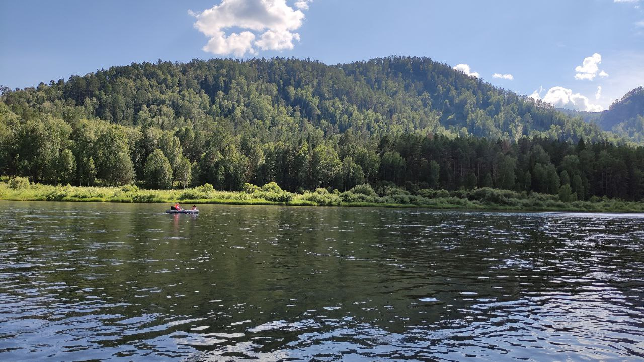 На Мане красиво, а в июле даже вода теплая. Но купаться можно только в тапочках, из-за камней в воду не зайти На Мане красиво, а в июле даже вода теплая. Но купаться можно только в тапочках, из-за камней в воду не зайти