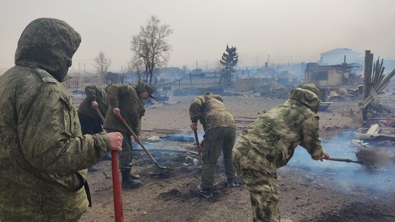 Пожарные, военные и местные жители тушат пожар в городе Забайкалья