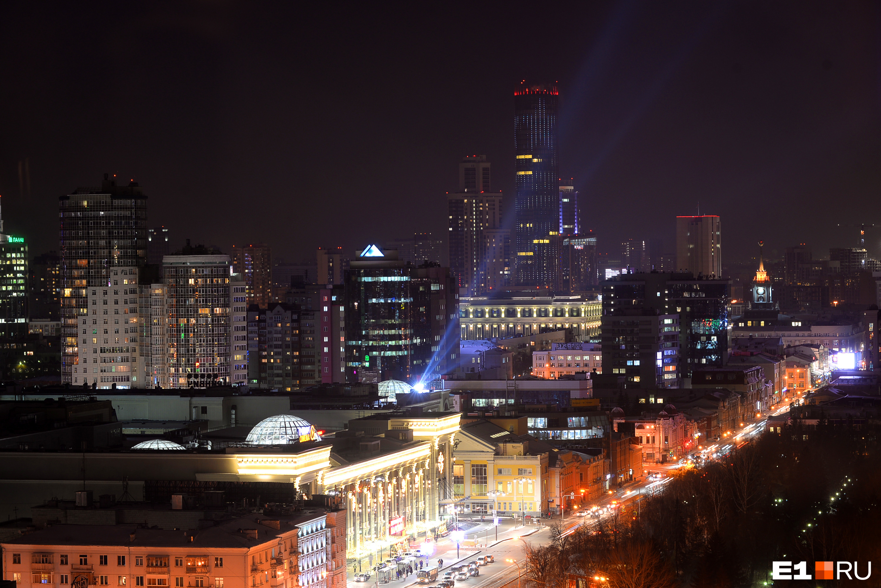 В небе над центром Екатеринбурга заметили странные столбы света. Что это?
