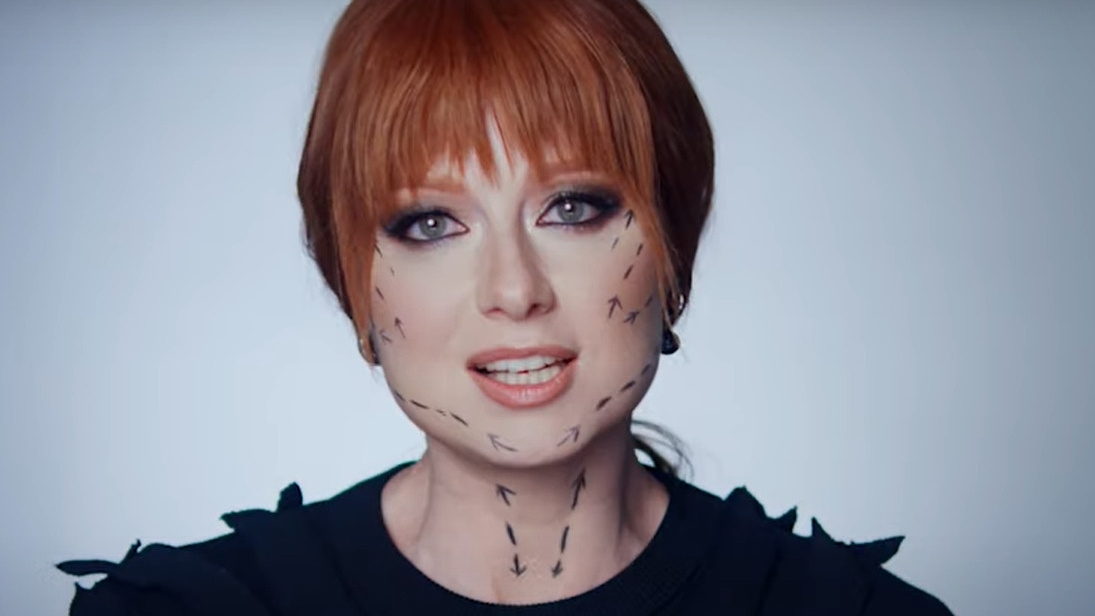 «Нужно быть, а не казаться»: Юлия Савичева представила клип о красоте и изменении внешности