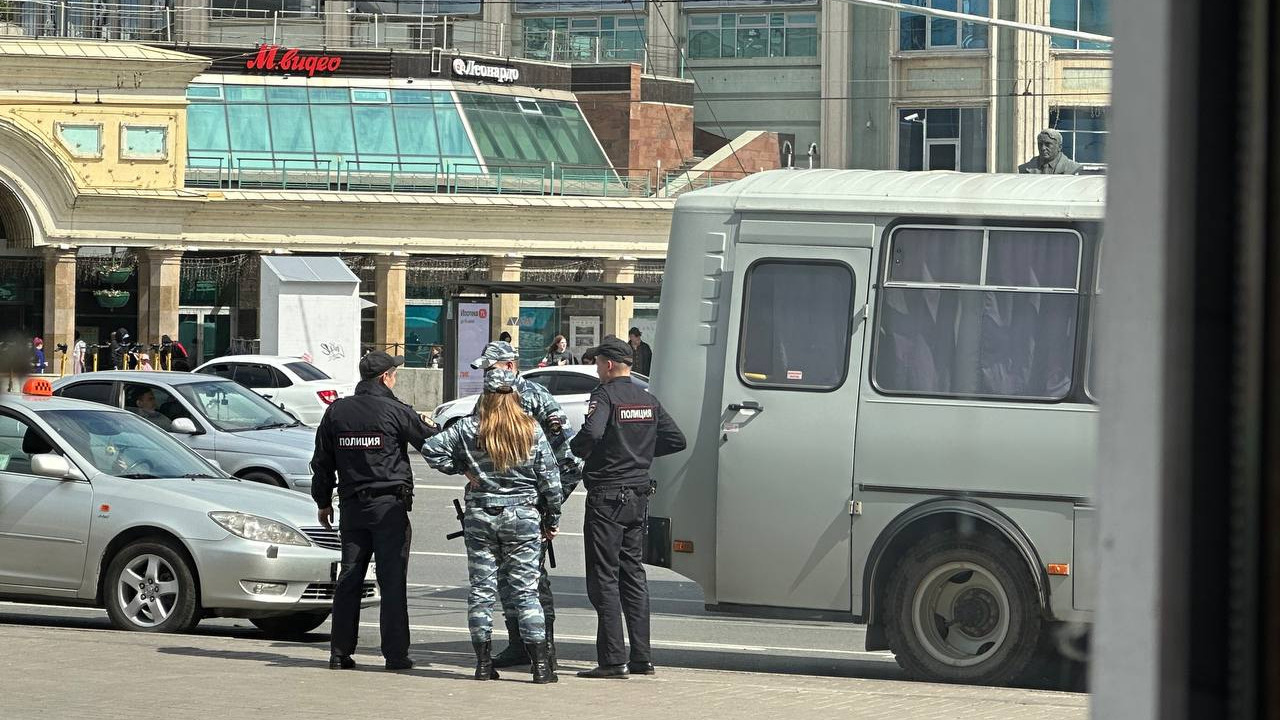 В центр Казани стянулись полиция, Росгвардия и стоят 2 автозака. Что случилось?