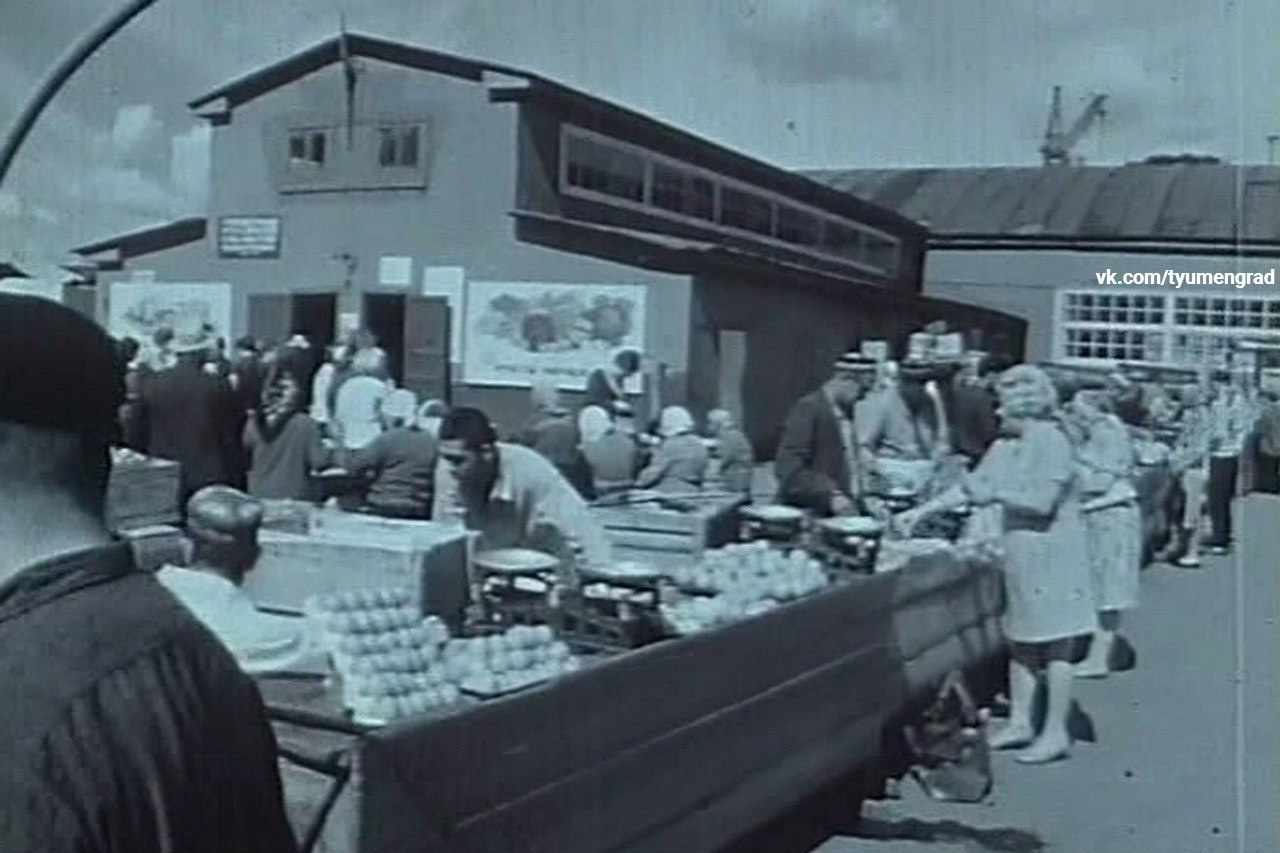 Этот кадр сделали в конце <nobr class="_">1960-х</nobr>. Здание ЦУМа <a href="https://72.ru/text/gorod/2023/01/19/71706614/" class="_ io-leave-page" target="_blank">появится позже</a> Этот кадр сделали в конце <nobr class="_">1960-х</nobr>. Здание ЦУМа <a href="https://72.ru/text/gorod/2023/01/19/71706614/" class="_ io-leave-page" target="_blank">появится позже</a>