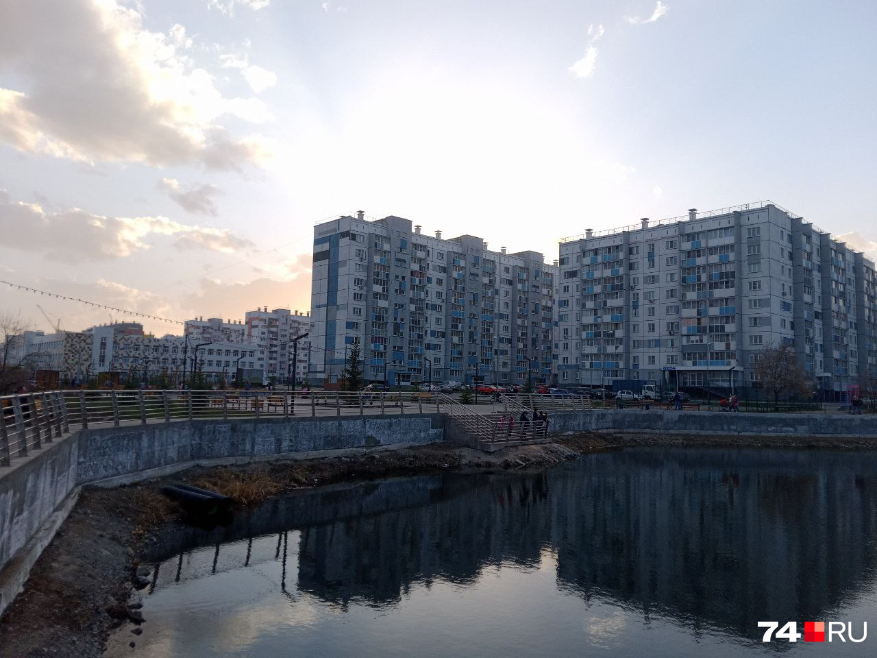Неподалеку от пруда находится игровая зону, куда взрослые отпускают детей, а сами уединяются на лавочке возле водоема Неподалеку от пруда находится игровая зону, куда взрослые отпускают детей, а сами уединяются на лавочке возле водоема