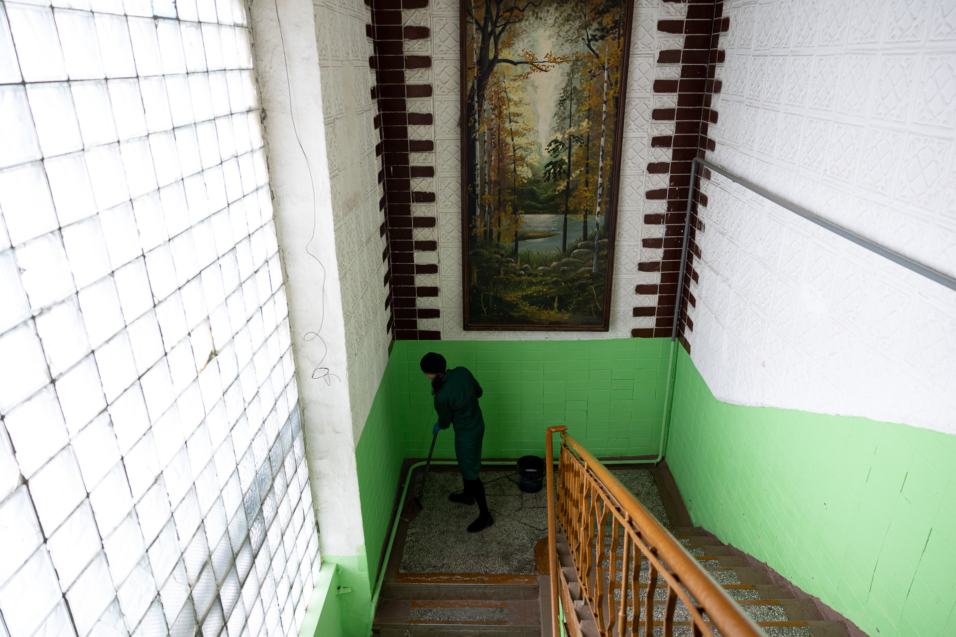 На лестнице между этажами — гигантская картина