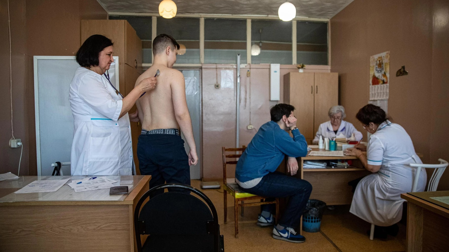 «Орут и кидают в тебя документы». Москвичи и жители Подмосковья пожаловались на работу военкоматов