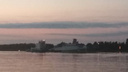 «В сопровождении двух толкачей»: ярославцы заметили на Волге военный корабль. Видео