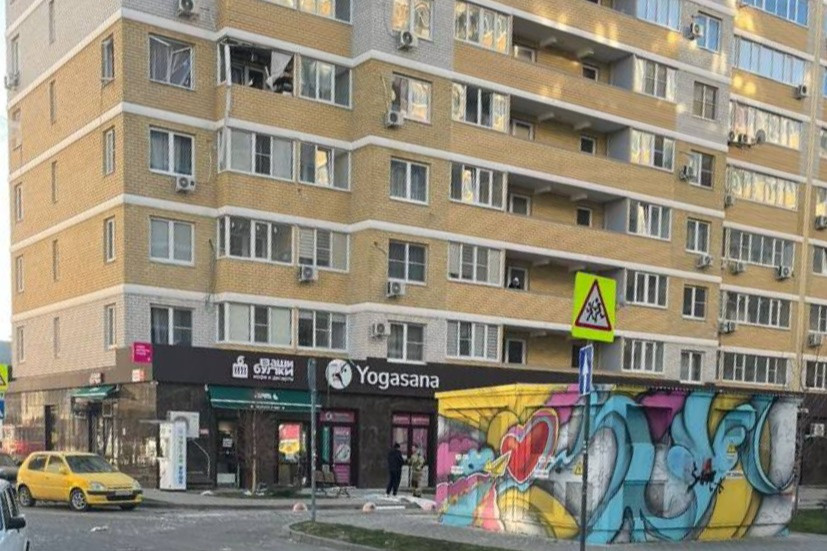 Девушка и знак вопроса. Вопрос на белом фоне. Вопросы. Появились несколько вопросов. Появились несколько вопросов.