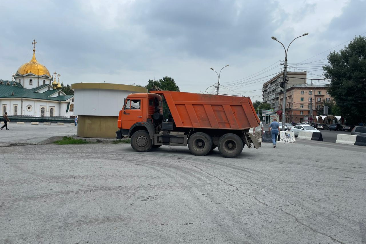 В Новосибирске начали ремонтировать площадь напротив цирка — фото с места  работ - 20 июля 2023 - НГС