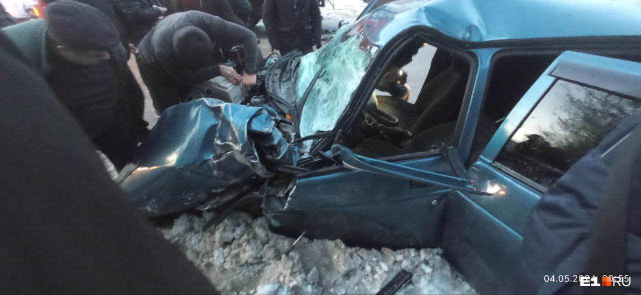 «Водителя зажало»: в Екатеринбурге легковушка влетела в снегоуборочную технику