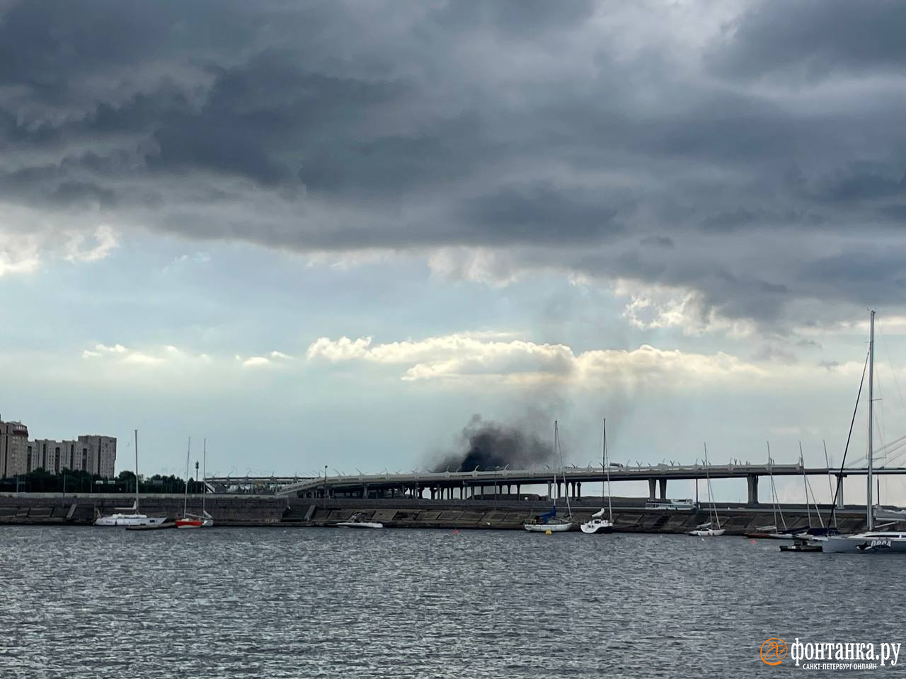 На ЗСД сгорела «Субару», дым над городом смотрелся живописно