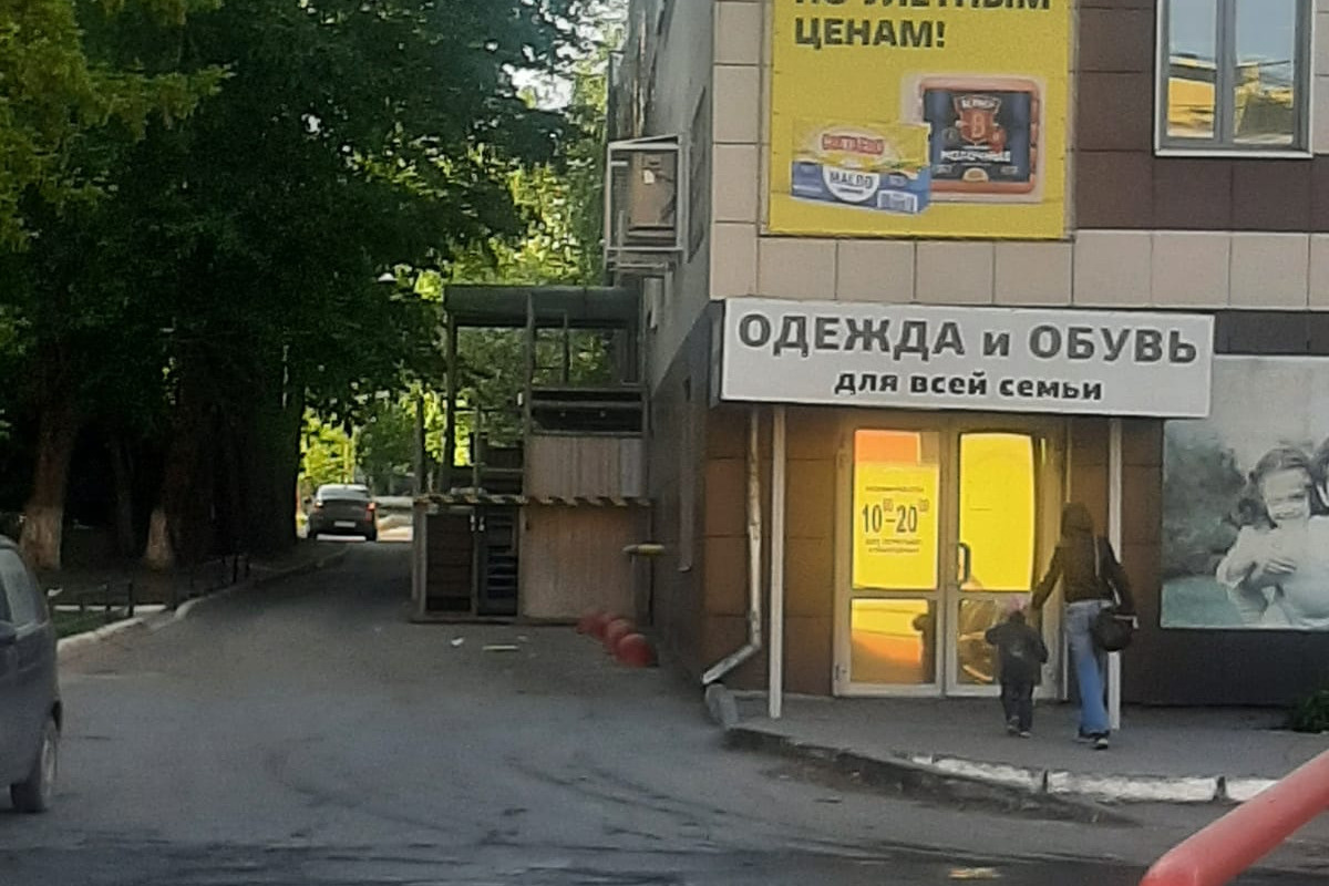 Небольшая дорожка во двор проходит мимо крыльца магазина. Проехать здесь может только легковой транспорт Небольшая дорожка во двор проходит мимо крыльца магазина. Проехать здесь может только легковой транспорт