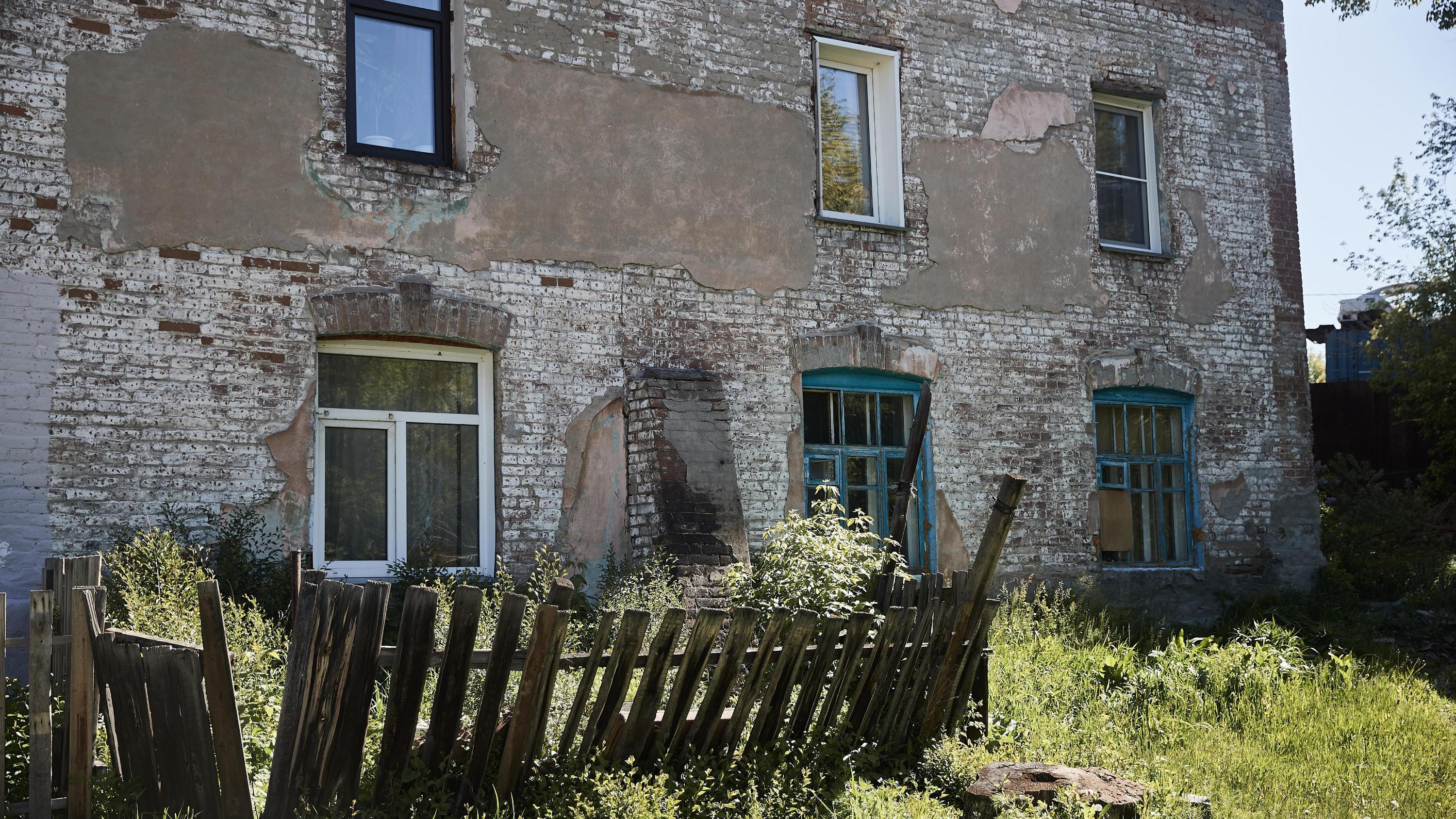Протекает крыша, на стене трещина: столетний аварийный дом в Нахаловке планируют расселить до 2030 года