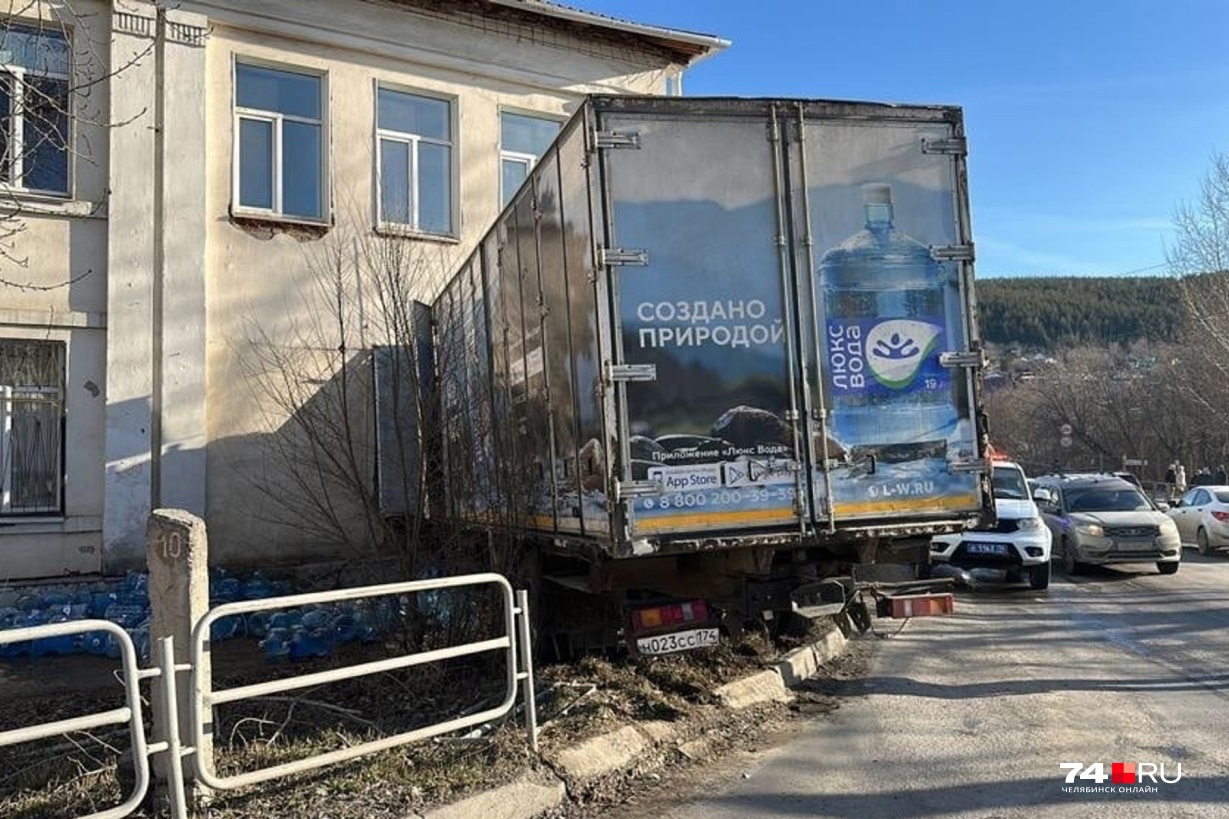 Фура с водой разрушила здание городской больницы в Миассе, фото и видео ДТП  - 31 марта 2023 - ФОНТАНКА.ру