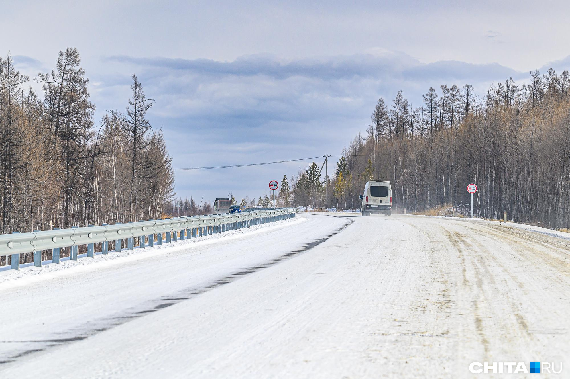 Большегрузы застряли на трассе Чита — Хабаровск в Забайкалье из-за снега