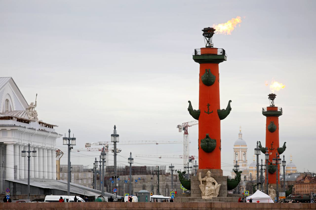 Ростральные колонны зажглись в Петербурге в честь годовщины присоединения Крыма