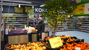 В Новосибирске продают большое мандариновое дерево по цене 10 кг огурцов — оно стоит в супермаркете