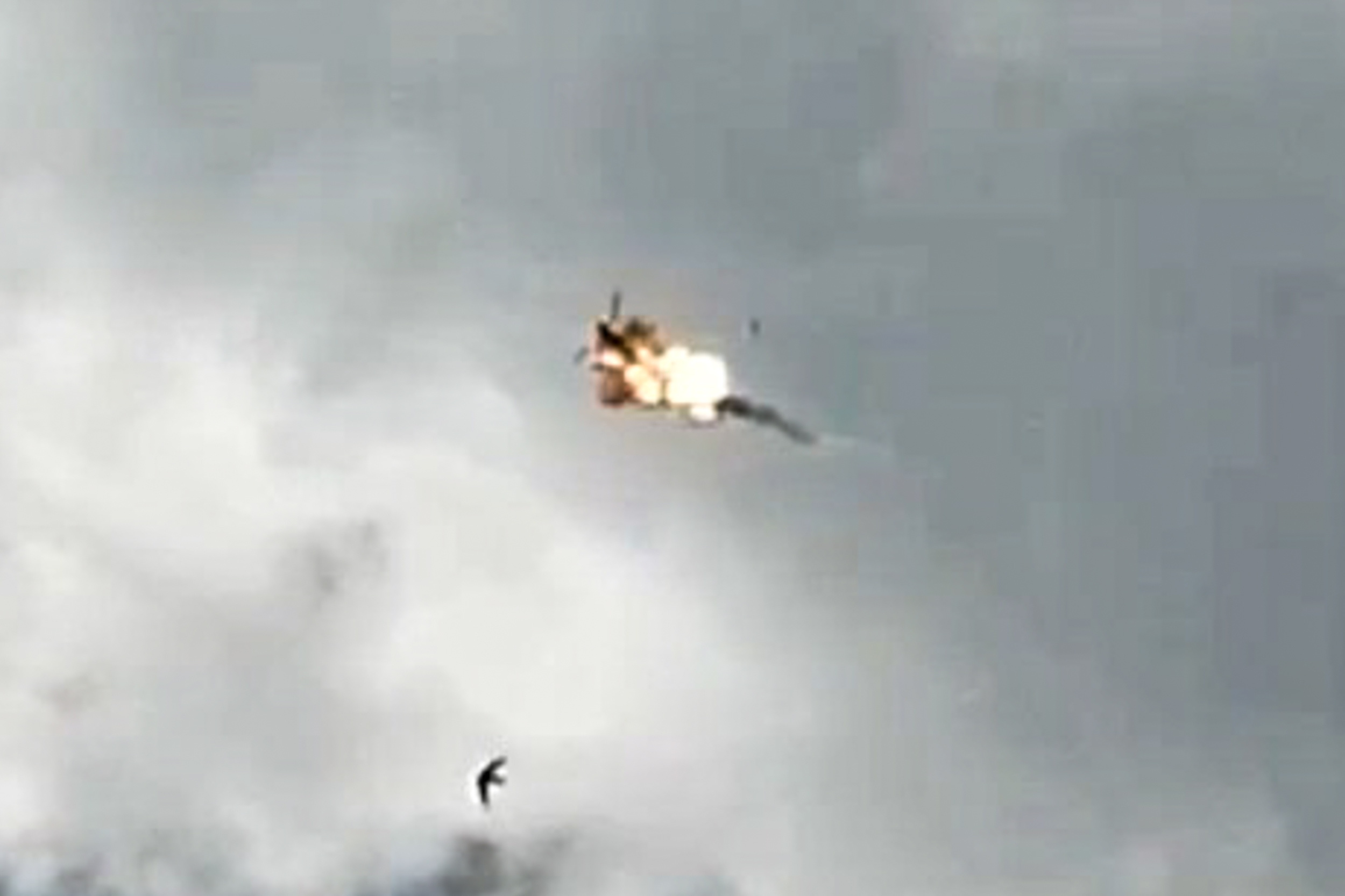 Второй сбитый самолет. Крушение вертолетов и самолетов в Брянской области. Истребитель в воздухе. Падающий вертолет. Подбитый истребитель.