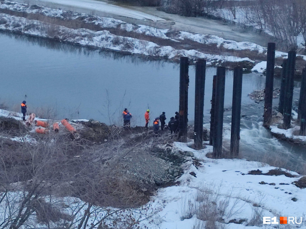 В Екатеринбурге из реки у парка Маяковского вытащили тело мужчины