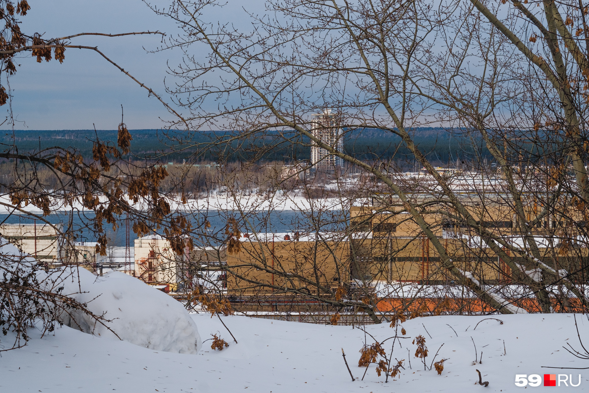 душевная девушка. девушка бежит в платье. заметный прекрасный. необычная природа. город видное красивые места.