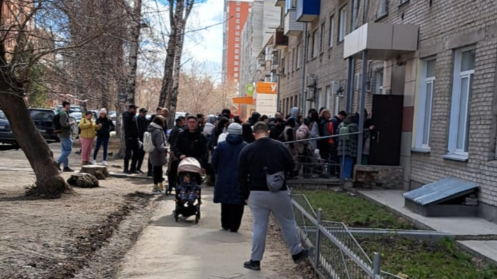 «По три дня стоят в очереди»: толпа новосибирцев собралась возле паспортного стола на Костычева — фото