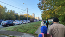 «Вышли почти всем троллейбусом». Новосибирск сковали утренние пробки — люди идут пешком