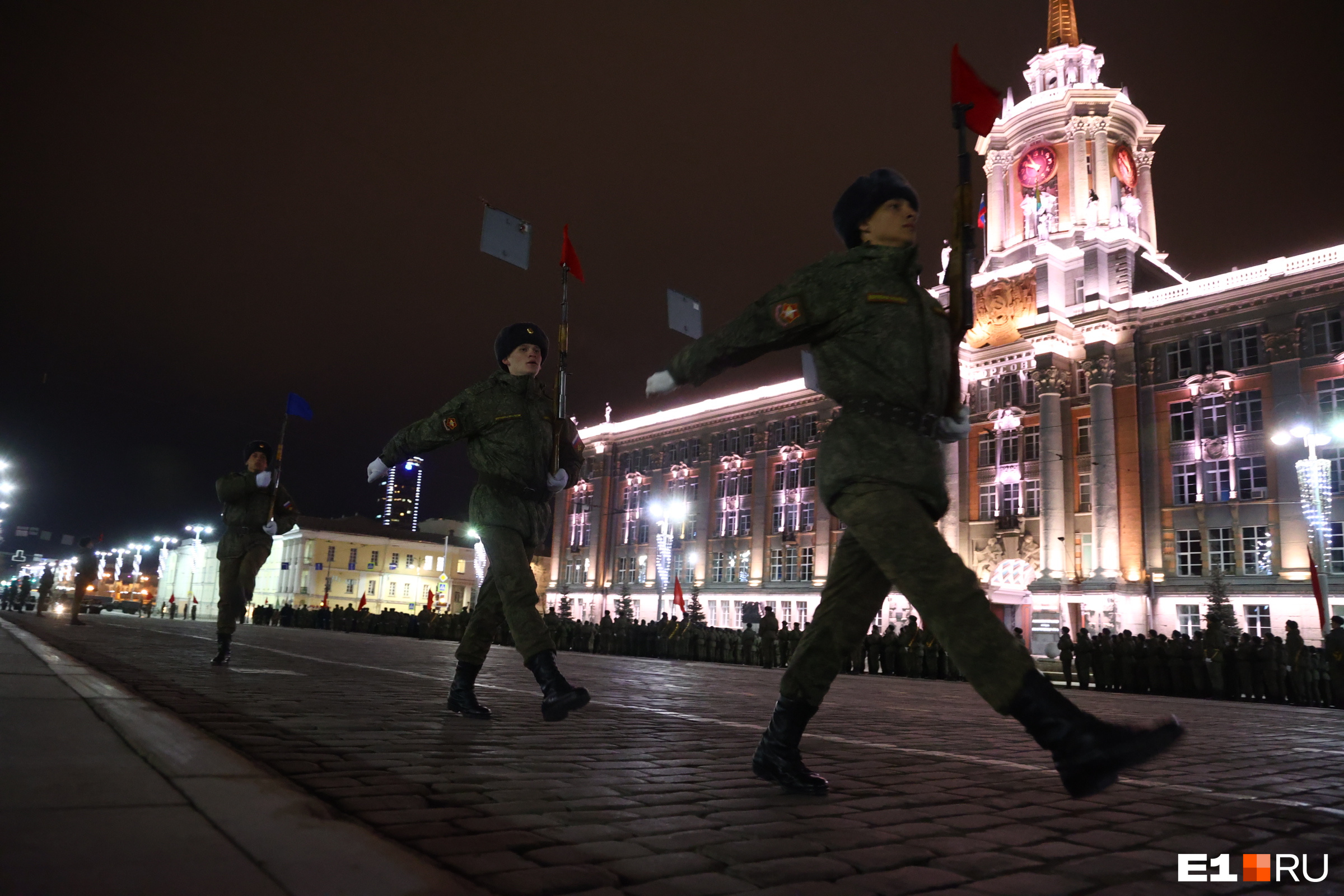 Под покровом ночи: как в центре Екатеринбурга проходит репетиция парада Победы