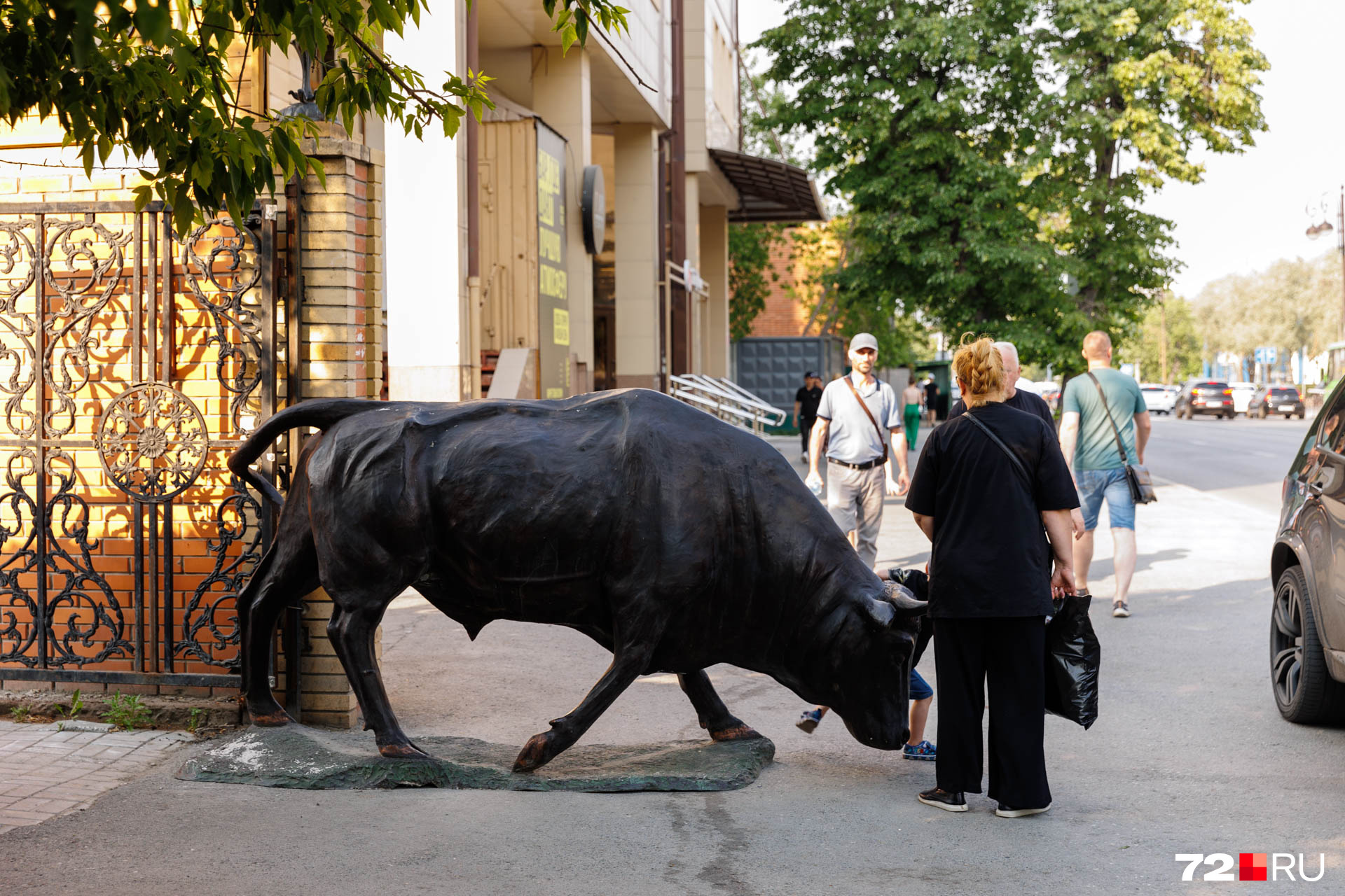 В США есть скульптура «Атакующий бык». Она символизирует агрессивный финансовый оптимизм и процветание. Возможно, нам нужен такой же