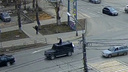 Человек в балаклаве и с автоматом прокатился по центру Челябинска, высунувшись из люка «Гелендвагена»