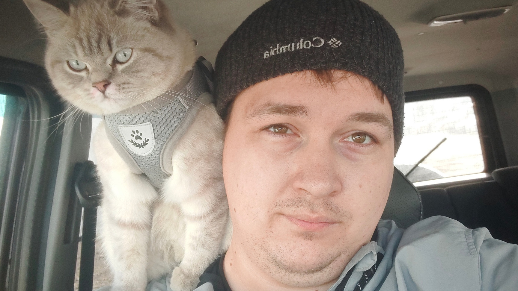 «Когда едем по трассе, залезает на руль». Дальнобойщик-блогер из России ездит по трассам с котенком — их история
