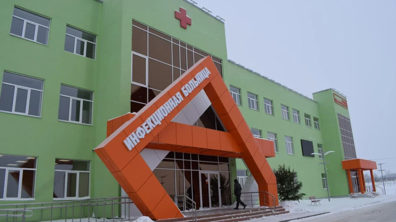 «Людей с улицы затаскивать в боксы?»: сотрудники саратовской инфекционной больницы жалуются на зарплаты