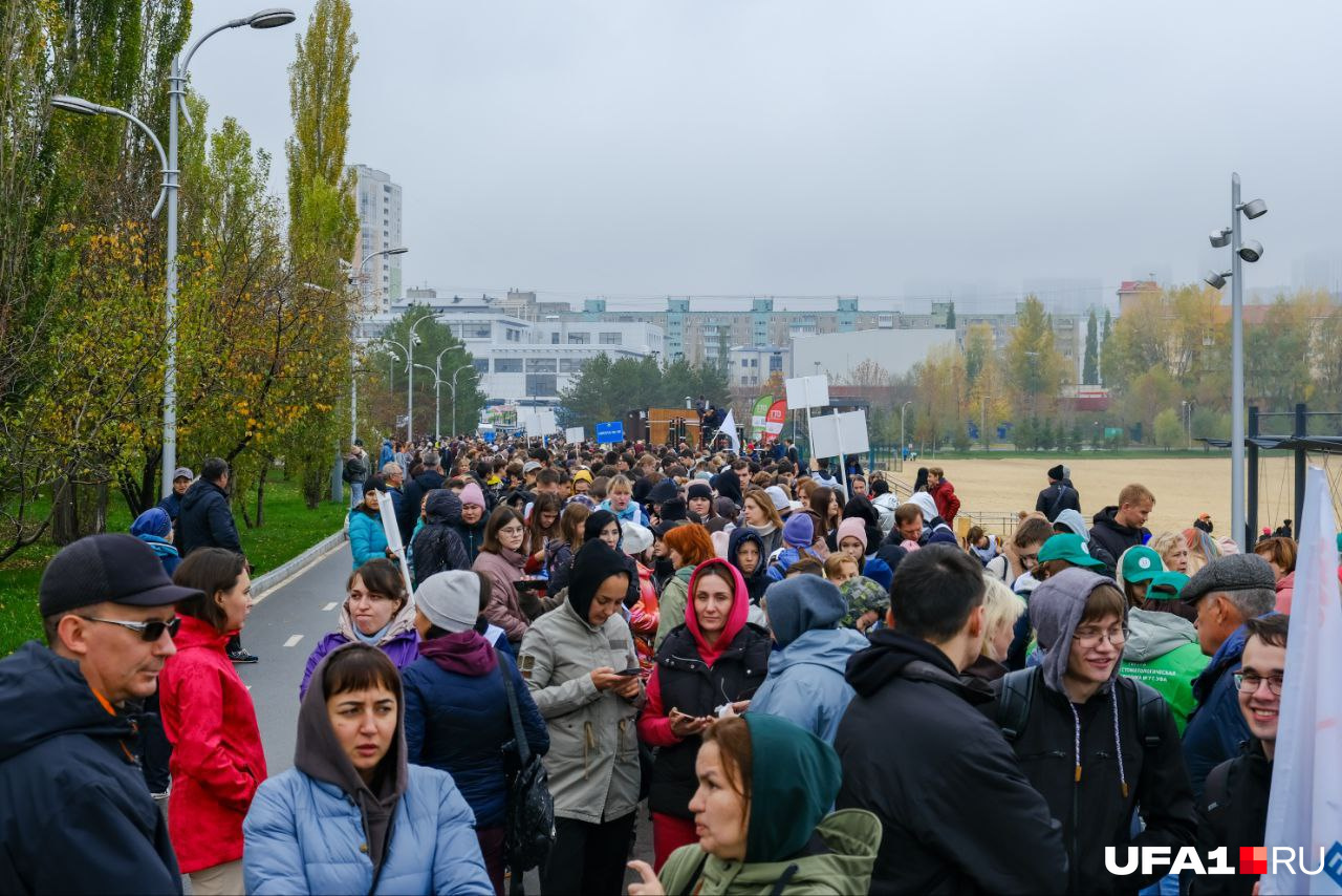 Участники приносили таблички, на которых отображался их отряд