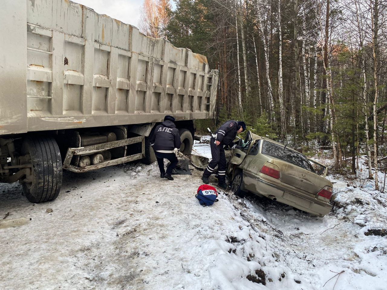 На уральской трассе произошла смертельная авария: грузовик протаранил легковушку