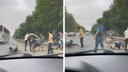 Женщина с палкой и удушающий прием на дороге. Новосибирцы устроили массовую драку на «Золотой Ниве» — видео