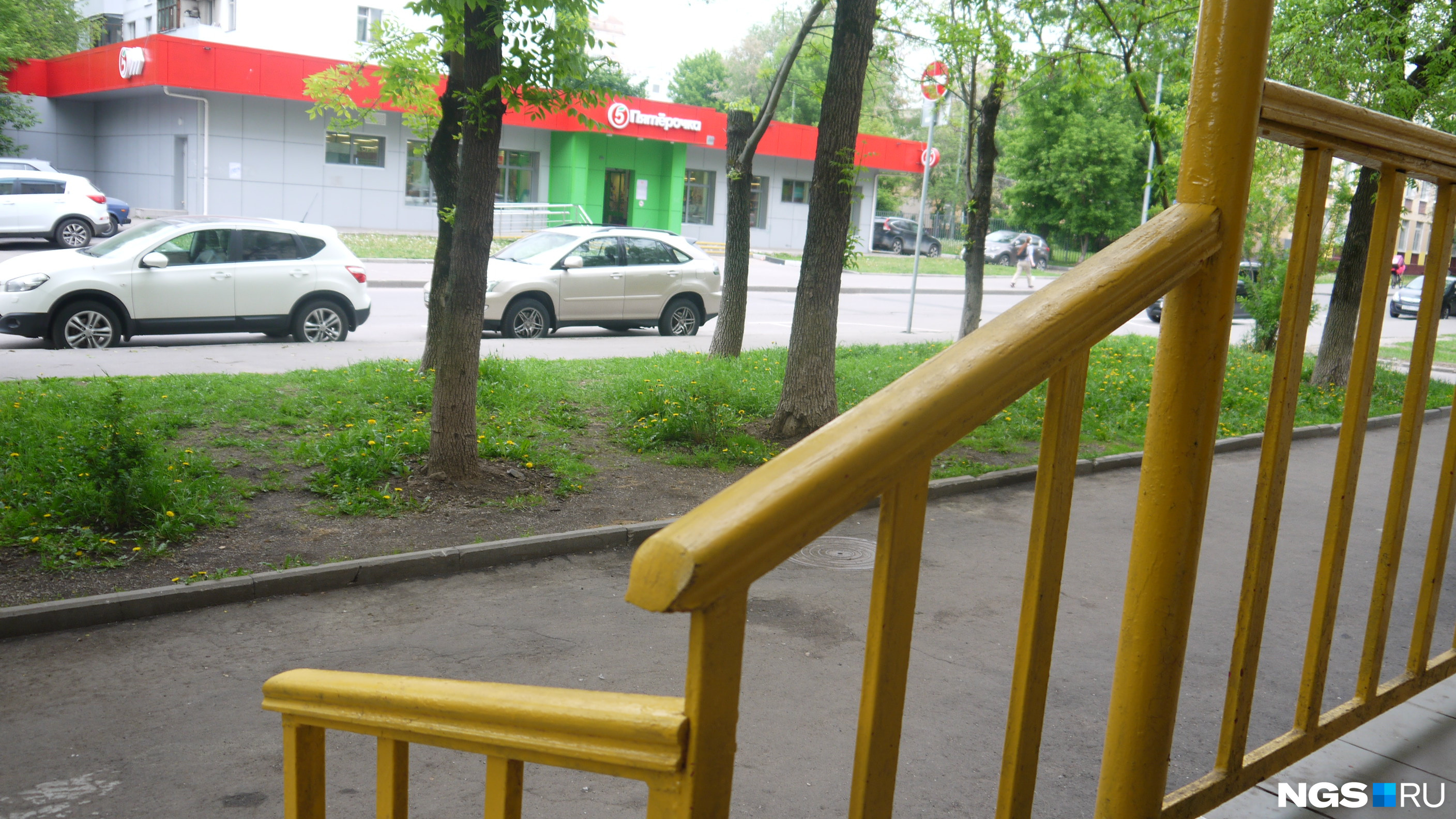 Вид на супермаркет «Пятерочка» с крыльца магазина «Чижик» на 5-й Кожуховской улице в Москве