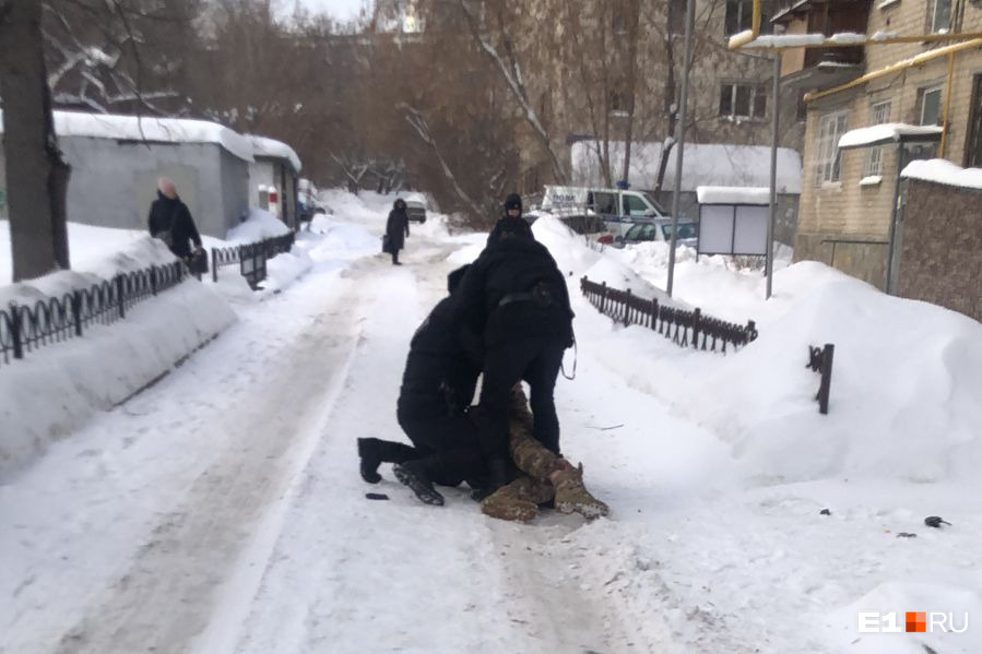 В Екатеринбурге агрессивный мужчина в камуфляже и с рацией напал на полицейских