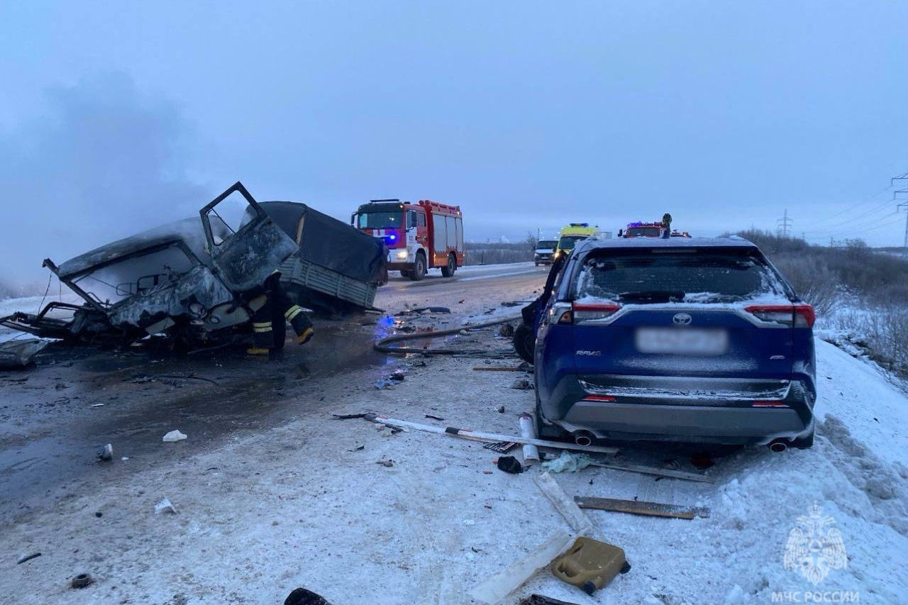 На трассе М-8 под Архангельском разбились четыре автомобиля: видео с места  аварии | 21.01.2024 | Архангельск - БезФормата