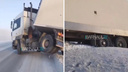 Под Новосибирском дальнобойщик, попавший в аварию, замерзает на трассе