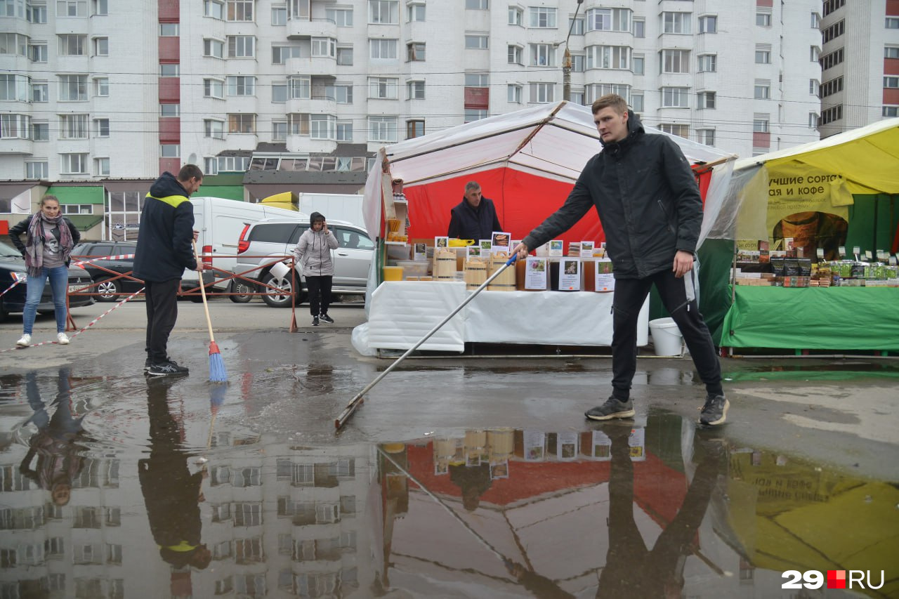 С лужами, кстати, борются с помощью щеток, чтобы вода быстрее высохла С лужами, кстати, борются с помощью щеток, чтобы вода быстрее высохла